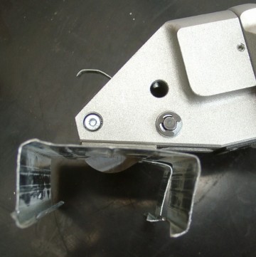 knippen van b.v. metal stud