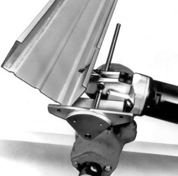 voorbeeld: metaalschaar met strokensnijder in bankschroef